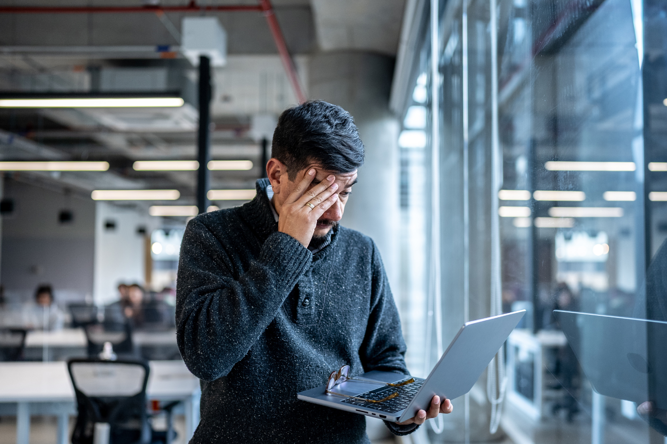 Burnout: cómo detectarlo y prevenir que se lleve a tu equipo por delante